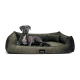 Ein grauer Hund, der auf einem plüschigen, grünen Hundebett mit erhöhten Rändern liegt, mit einem schwarzen "tierlando"-Logo.