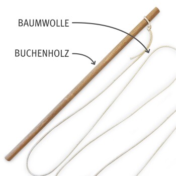 Ein Holzstock beschriftet mit "Buchenholz" mit einem Baumwollseil beschriftet mit "Baumwolle" befestigt, auf einem weißen Hintergrund präsentiert.