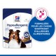 Hill's hypoallergene Leckerlis Verpackung mit einem glücklichen Hund, gekennzeichnet als "Crunchy & Delicious," und einem blauen Kreis für Hunde mit Nahrungsmittelallergien.