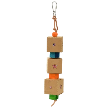 Kleurrijk vogel speelgoed met gestapelde kartonnen blokken in oranje, blauw, groen en natuurlijke kleuren, met een hangclip.