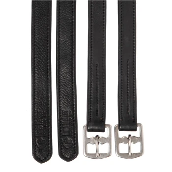 Drei schwarze Leder-Hundehalsbänder mit silbernen Schnallen, mit einer strukturierten Oberfläche und einem geprägten Logo auf einem Halsband.