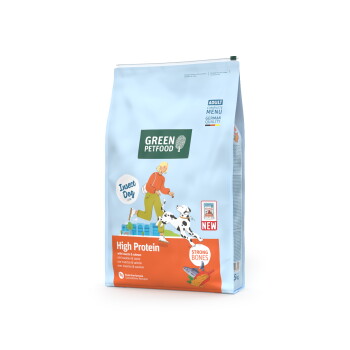 Tüte Green Petfood Insect Dog Line proteinreiches Hundefutter mit Insekten und Lachs, mit einer Frau, die mit einem Dalmatiner spielt.
