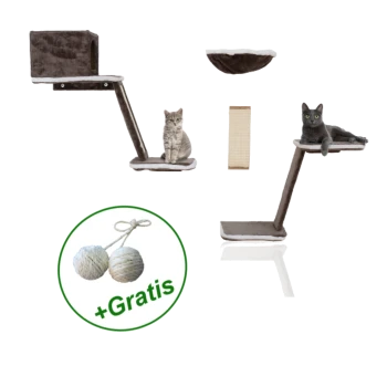 Zwei Katzen, eine graue getigerte und eine schwarze Katze, entspannen auf einem Katzenbaum mit einem Kratzbaum und einem hängenden Bett, plus Spielbälle. "+Gratis"