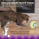 Eine gefleckte Katze spielt mit einem bunten rotierenden Spielzeug auf einem Holzboden, mit deutschem Text zur Förderung des "Hunt N' Chase"-Spielzeugs.
