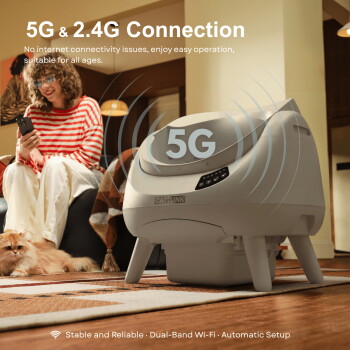 CATLINK selbstreinigende Katzentoilette im Wohnzimmer, Text: "5G & 2.4G-Verbindung", Katze und Besitzer auf dem Sofa; "Stabil und zuverlässig", WLAN.