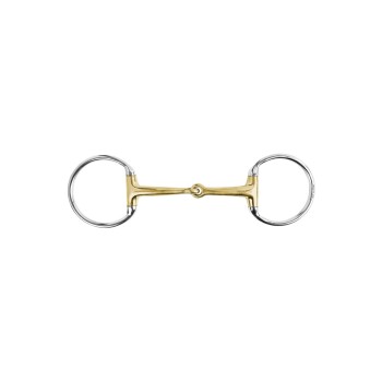 Ein glänzendes, gold- und silberfarbenes Pferdegebiss mit zwei Ringen, vor einem weißen Hintergrund präsentiert.