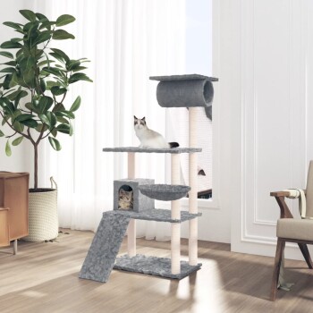 Ein moderner Katzenbaum mit mehreren Ebenen, mit zwei Katzen – eine sitzt oben und die andere schaut aus einem gemütlichen Versteck.