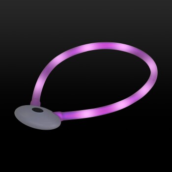 Ein leuchtendes pinkes LED-Haustierhalsband mit einer runden weißen Basis und einem Einschaltknopf, entworfen für Sichtbarkeit bei nächtlichen Spaziergängen.