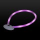 Ein leuchtendes pinkes LED-Haustierhalsband mit einer runden weißen Basis und einem Einschaltknopf, entworfen für Sichtbarkeit bei nächtlichen Spaziergängen.