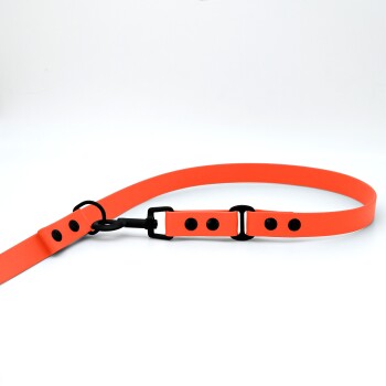 Helle orangefarbene Hundeleine mit schwarzem Zubehör und verstellbaren Clips, vor einem weißen Hintergrund präsentiert.