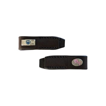 Zwei schwarze Leder-Hundehalsbänder nebeneinander ausgestellt, mit silbernen und rosa Metallschildern mit Logos.