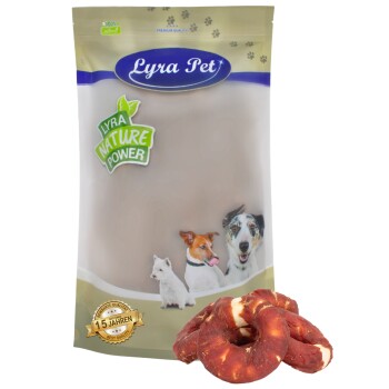 Verpackung von Lyra Pet Hundeleckerlis mit einer beigen Tüte und einem grünen 'Lyra Nature Power'-Etikett sowie Bildern eines Hundes und einer Katze, mit Leckerlis davor.