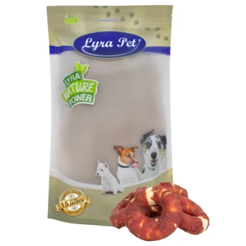 Verpackung von Lyra Pet Hundeleckerlis mit einer beigen Tüte und einem grünen 'Lyra Nature Power'-Etikett sowie Bildern eines Hundes und einer Katze, mit Leckerlis davor.