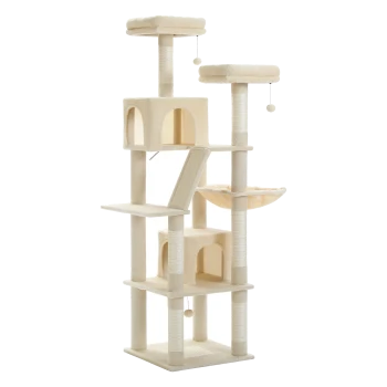 Ein hoher, cremefarbener Katzenbaum mit mehreren Ebenen, Kratzpfosten und gemütlichen Plattformen, mit hängenden Spielzeugen und Verstecken.