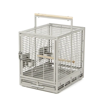 Grauer Metallvogelkäfig mit einem Holzsitzstange und einem oberen Griff, entworfen für kleine Vögel oder Haustiere.