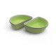 Deux bols de nourriture pour animaux de compagnie verts en forme de demi-lune avec des bords gris, placés côte à côte sur un fond blanc.