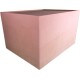 Ein pinkfarbener, strukturierter Würfel mit glatter Oberfläche, schräg dargestellt, um seine dreidimensionale Form zu zeigen, vor einem weißen Hintergrund.