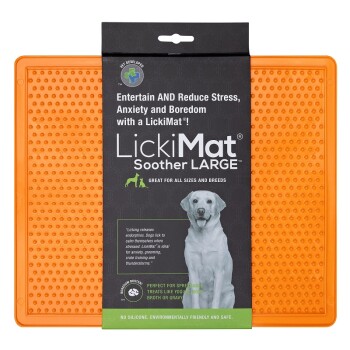 LickiMat Soother LARGE in Orange, entworfen, um Haustiere zu unterhalten und Stress abzubauen. Der Text hebt die Vorteile für Hunde und Nutzungstipps hervor.