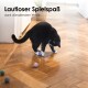 Eine dreifarbige Katze kuschelt friedlich mit einem weichen, pfirsichfarbenen Filzball, mit dem Text "Natürliches Material" und "Katzen lieben Wollfilz" sichtbar.