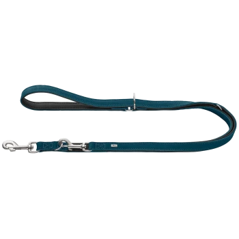 Türkis gepolsterte Lederleine mit silbernem Karabinerhaken und D-Ring, abgesteppten Kanten und kleinem Metallmarkenanhänger.