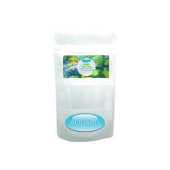Weißer Beutel mit der Aufschrift 'AQUARIS POND Alga Stop' und einem bunten aquatischen Hintergrund, entworfen zur Bekämpfung von Teichalgen.