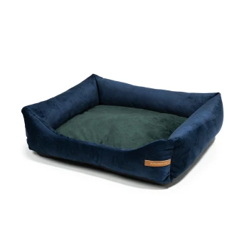 SoftColor Bett Dunkelblau dunkelgrün S Navy-blaues Haustierbett mit plüschigen Seiten und einem grünen Kissen, mit einem kleinen braunen Etikett an der Seite.
