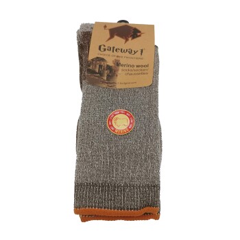 Gefaltete grau-braune Merinowollsocken mit orangem Besatz, Gateway1-Kraft-Etikett mit der Aufschrift 'Merinowollsocken' und rundem Merino-Label.