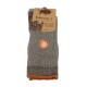 Gefaltete grau-braune Merinowollsocken mit orangem Besatz, Gateway1-Kraft-Etikett mit der Aufschrift 'Merinowollsocken' und rundem Merino-Label.