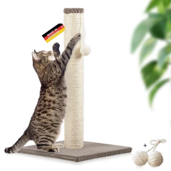 Getigerte Katze kratzt an einem beigen Sisal-Kratzbaum mit "Made in Germany"-Etikett und zwei zusätzlichen Sisalbällen.