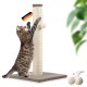 Getigerte Katze kratzt an einem beigen Sisal-Kratzbaum mit "Made in Germany"-Etikett und zwei zusätzlichen Sisalbällen.