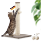 Getigerte Katze kratzt an einem beigen Sisal-Kratzbaum mit "Made in Germany"-Etikett und zwei zusätzlichen Sisalbällen.