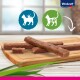 Vitakraft-Katzenleckerlis auf einem Holzschneidebrett präsentiert, mit zwei Symbolen, die gesundheitliche Vorteile für Katzen anzeigen.