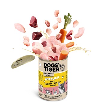 Eine Dose DOGS'n TIGER Haustierfutter mit einer bunten Auswahl an Fleisch und Gemüse, beschriftet mit "HERZLICH ZARTES HUNN MIT HERZEN & MÖHRE."