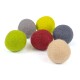 Eine Sammlung von sechs bunten Filzkugeln in Grün, Gelb, Rot, Grau und Beige, angeordnet auf einem weißen Hintergrund.