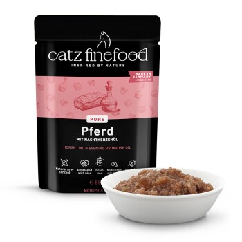 Catz Finefood Pure Pferd Nassfutterbeutel für Katzen mit Nachtkerzenöl, hergestellt in Deutschland, neben einer weißen Futterschale.