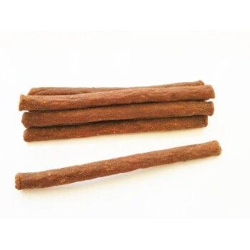 Ein Stapel von fünf braunen Hundeleckerlis, die wie Sticks aussehen, auf einem weißen Hintergrund. Ein Stick liegt vor dem Stapel.