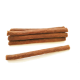 Ein Stapel von fünf braunen Hundeleckerlis, die wie Sticks aussehen, auf einem weißen Hintergrund. Ein Stick liegt vor dem Stapel.