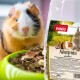 Nahaufnahme eines Meerschweinchens neben einer grünen Schüssel mit gemischtem Tierfutter und einem Beutel mit der Aufschrift "PANTO Naturgenuss" mit Tierbildern.