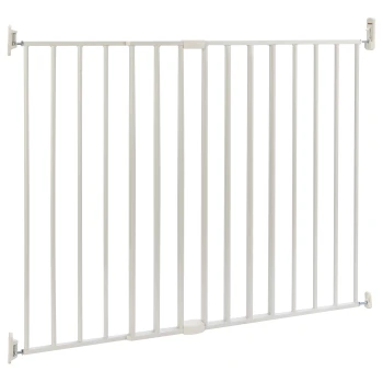 Weißes Metallhaustiergitter mit vertikalen Stäben, entworfen, um den Zugang für Haustiere zu beschränken, mit Wandhaltern an beiden Enden.