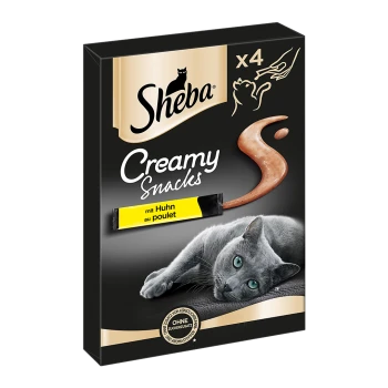 Verpackung von Sheba Creamy Snacks Katzenleckerlis mit einer grauen Katze, die auf einer schwarzen Oberfläche liegt, mit einer cremigen Snacktube, die mit 'mit Huhn au poulet' beschriftet ist.