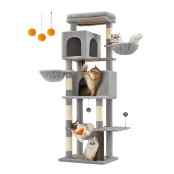 Ein grauer mehrstöckiger Katzenbaum mit drei Katzen: eine, die nach einem Ball greift, eine in einer Hängematte und eine, die auf einem Regal ruht.