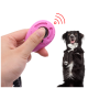Eine Hand hält einen rosa Hundetraining-Clicker, während ein schwarz-weißer Hund aufrecht sitzt und aufgeregt aussieht, neben einer roten Schallwellen-Grafik.
