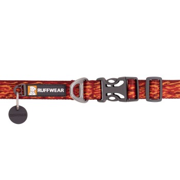 Ein lebhaft rotes und oranges Hundehalsband mit einer schwarzen Schnalle, das ein "RUFFWEAR"-Logoschild und einen runden ID-Anhänger hat.
