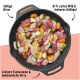 Eine gusseiserne Pfanne mit rohem Huhn und Wild, gemischt mit Zucchini, Birne und Kastanien, beschriftet mit 61% zartem Wild und Geflügel.