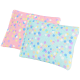 Deux coussins colorés pour animaux de compagnie, l'un rose avec des points multicolores et l'autre bleu clair avec des motifs similaires, affichés ensemble.