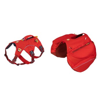 Rotes Hundegeschirr und Satteltaschen-Set, mit verstellbaren Riemen und Taschen zur Aufbewahrung.