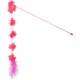 Jouet baguette pour chat rose, avec des fleurs en filet roses pendantes et une queue de plumes rose duveteuse.