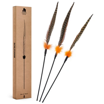 Drei gefiederte Katzenspielzeuge mit orangefarbenen Flaumspitzen, die neben einer braunen Pappschachtel mit der Aufschrift "SCHLITZOHR" ausgestellt sind.