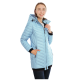 Eine Frau trägt eine hellblaue, gesteppte Winterjacke mit Kapuze, steht mit den Händen in den Taschen und zeigt ein stilvolles und warmes Design.