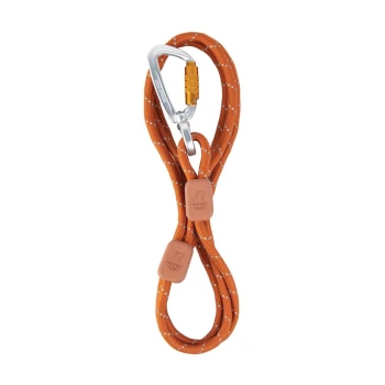 Führleine Rope Thin Eine orange Hundeleine mit weißen Punkten, ausgestattet mit einem silbernen Karabinerhaken und zwei Gummigriffen mit der Aufschrift "Woolly Wolf."